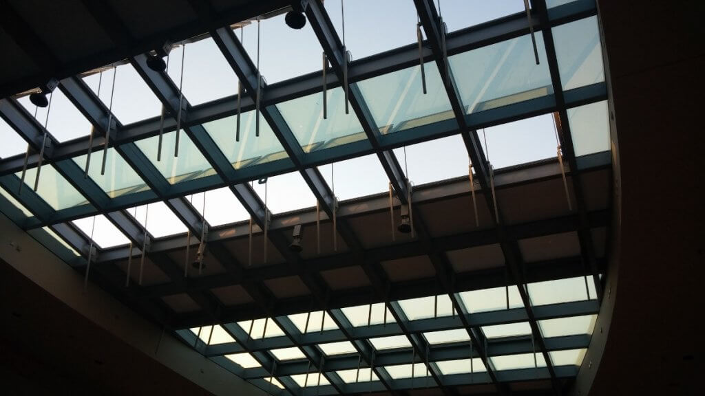 חלונות גג מאלומיניום וזכוכית