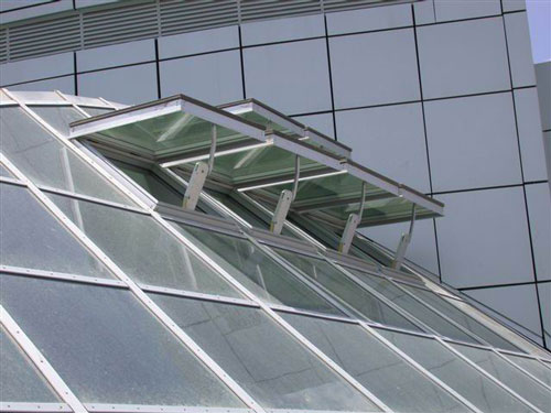 חלונות גג מאלומיניום וזכוכית